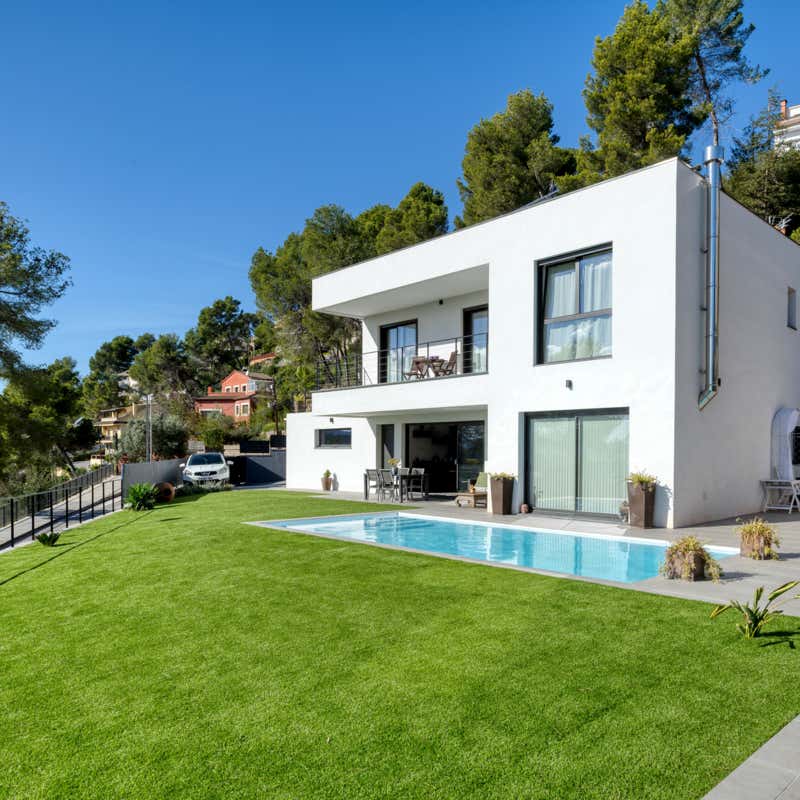 Xavi Moya Fotografía Inmobiliaria en Barcelona de una casa moderna con piscina