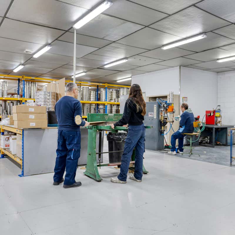 Xavi Moya Fotografía corporativa industrial en Barcelona de una persona puliendo una joya