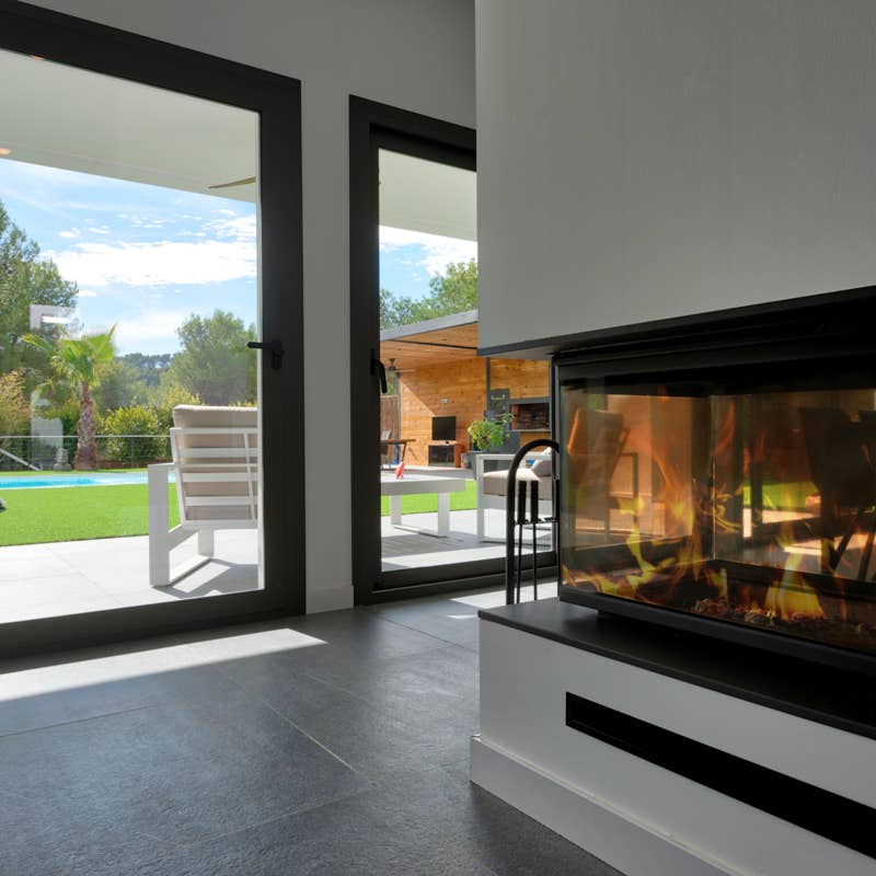 Xavi Moya Fotografía Inmobiliaria en Barcelona de una chimenea con jardín al fondo