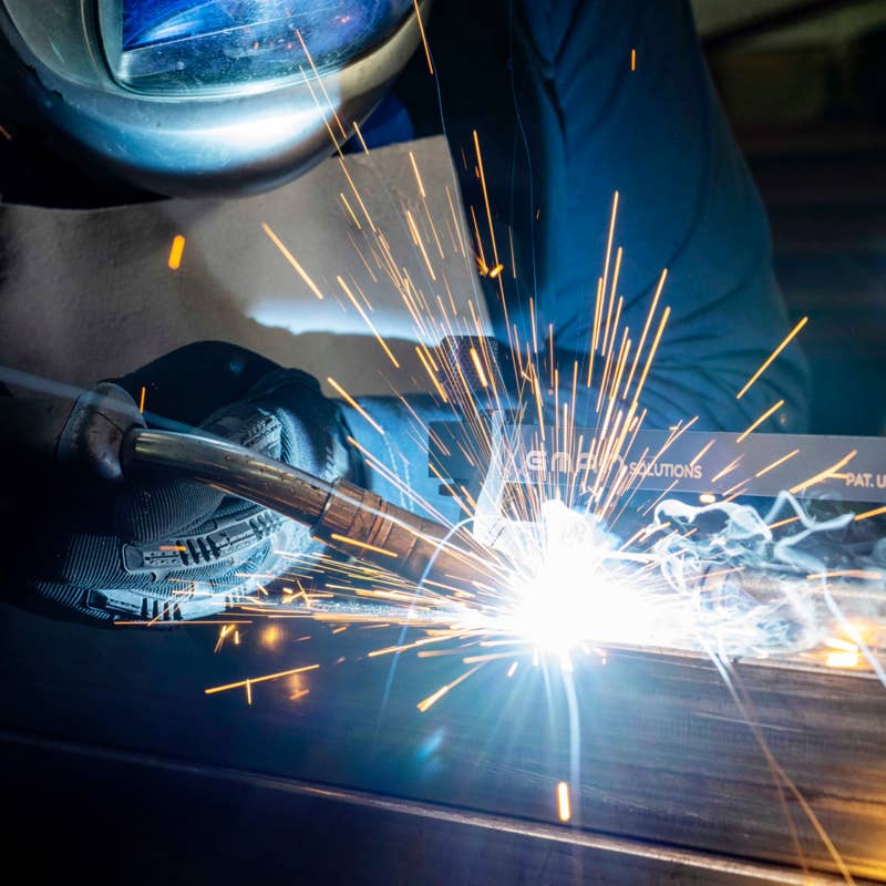 Xavi Moya Fotografía corporativa industrial en Barcelona de una persona soldando