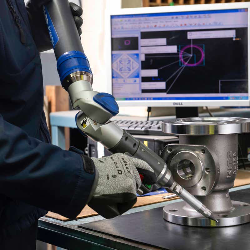 Xavi Moya Fotografía corporativa industrial en Barcelona de una persona testeando materiales