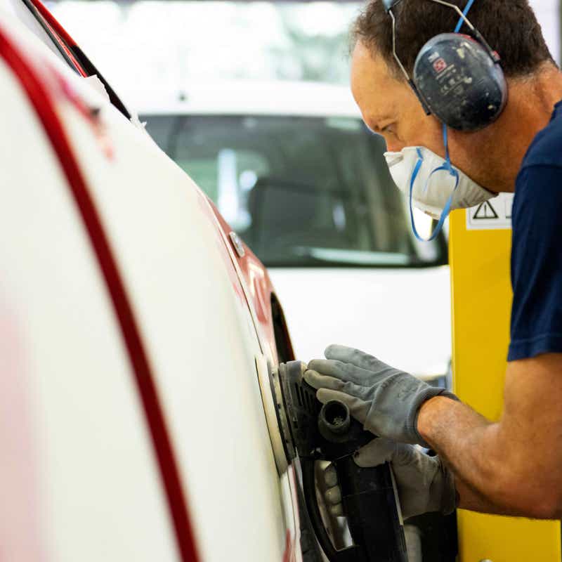 Xavi Moya Fotografía corporativa industrial en Barcelona de operario puliendo coche