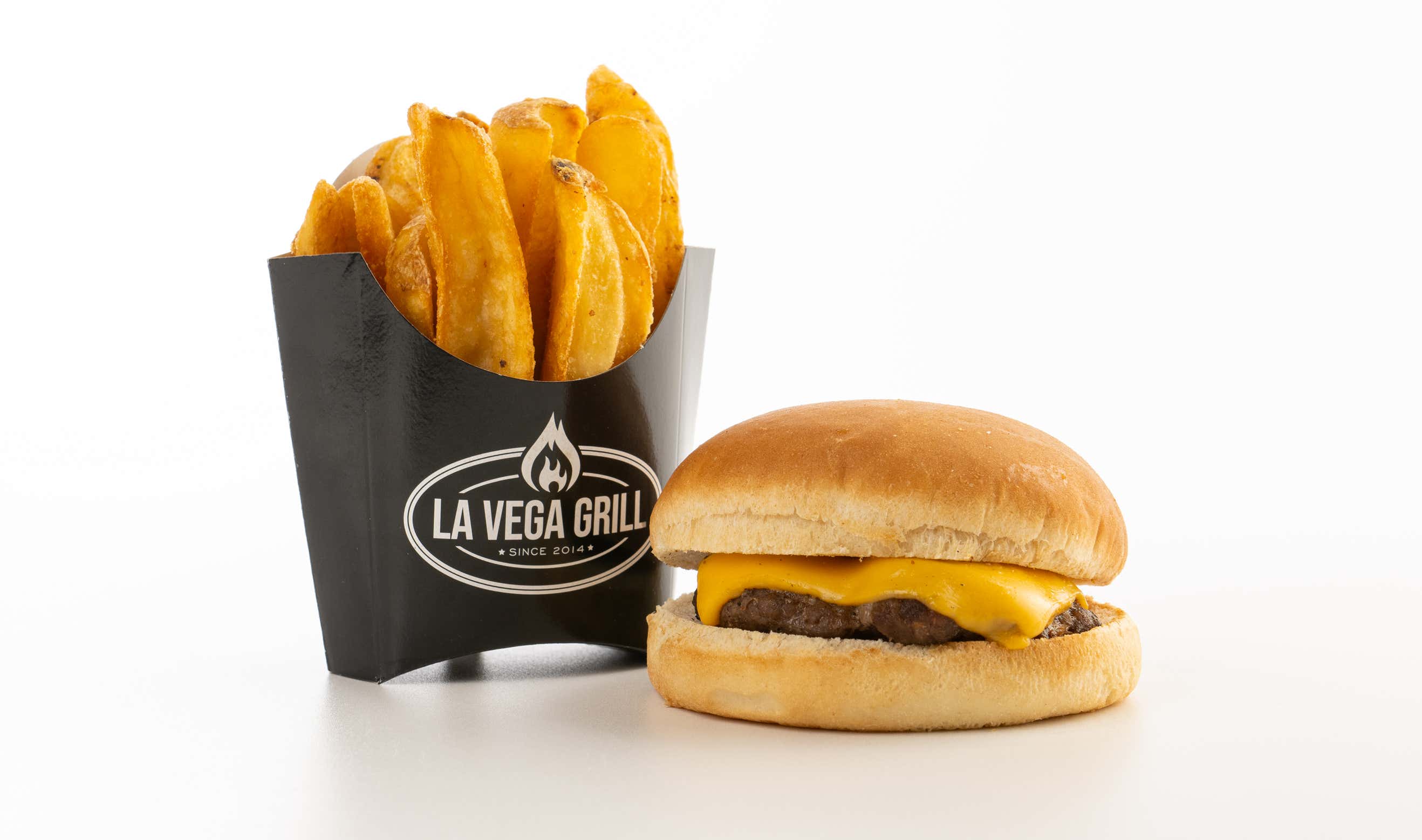 Xavi Moya Fotografía gastronómica en Barcelona de hamburguesa con queso y patatas fritas