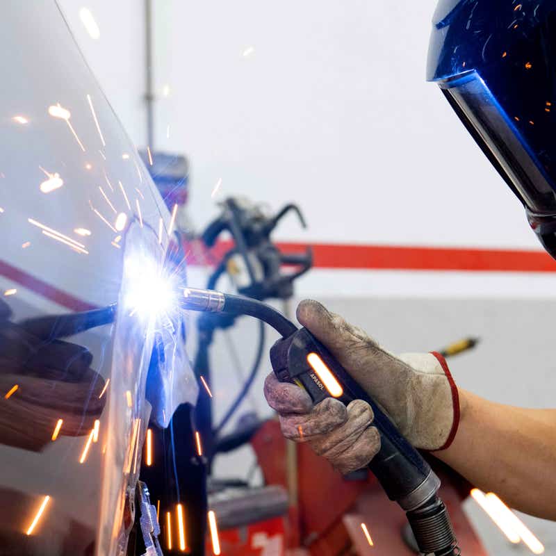 Xavi Moya Fotografía corporativa industrial en Barcelona de operario soldando
