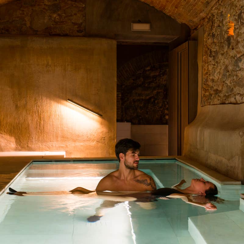 Xavi Moya Fotografía corporativa industrial en Barcelona de una pareja en piscina de balneario