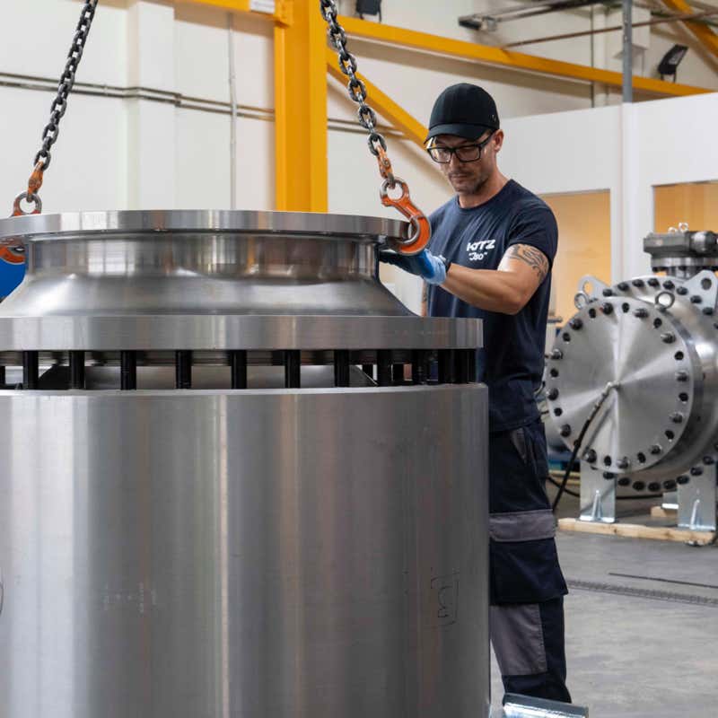 Xavi Moya Fotografía corporativa industrial en Barcelona de un operario manejando una máquina