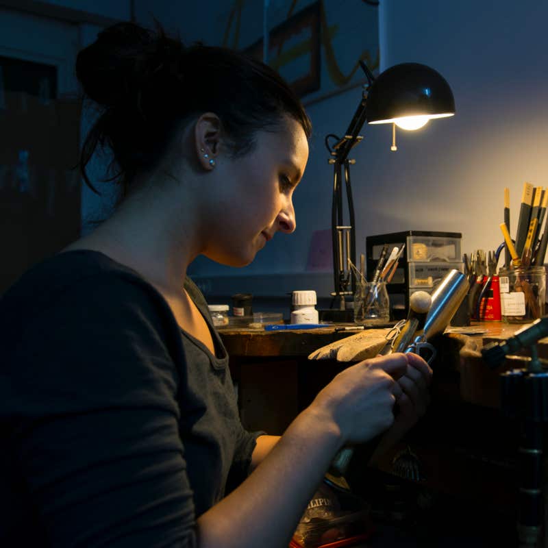 Xavi Moya Fotografía corporativa industrial en Barcelona de una persona creando una joya