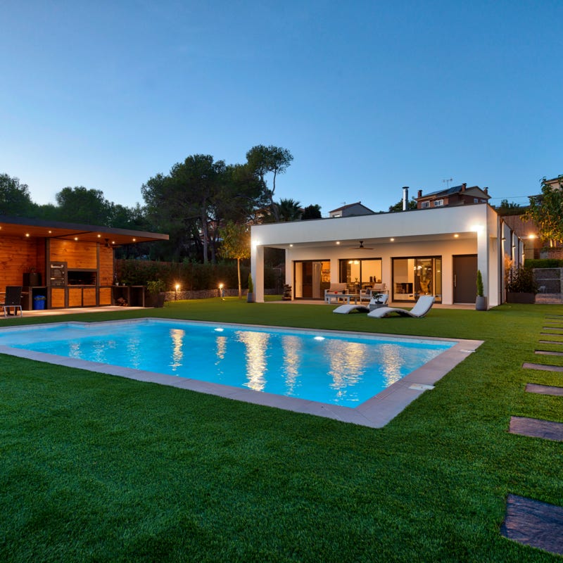 Xavi Moya Fotografía inmobiliaria nocturna de casa moderna con piscina