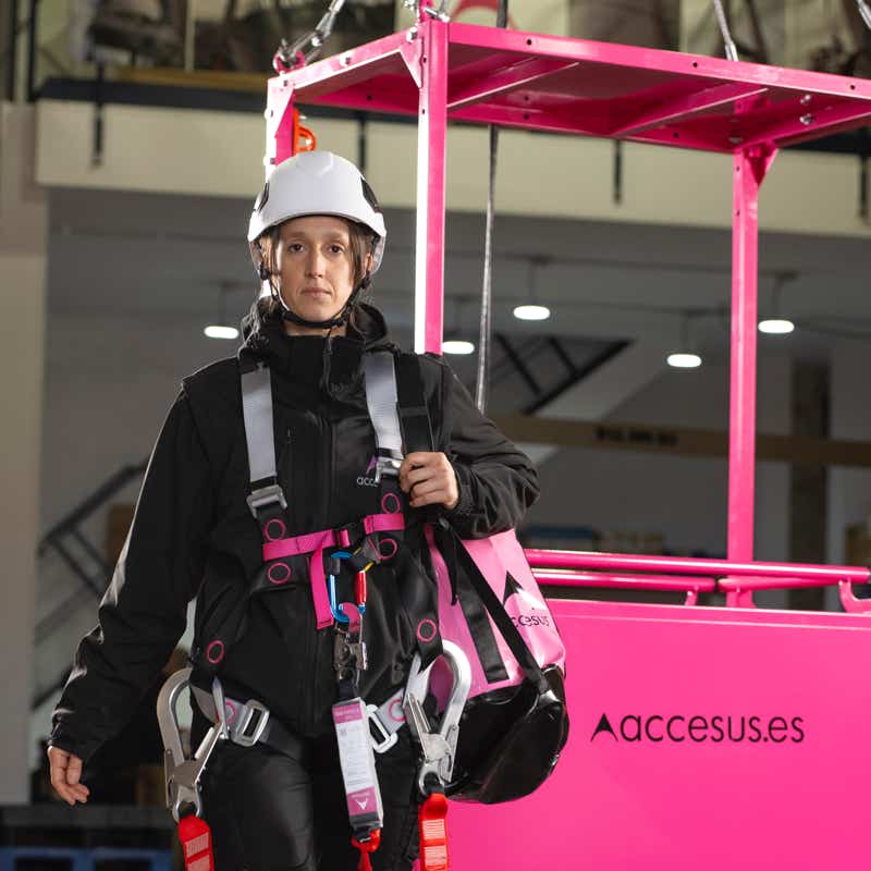 Xavi Moya Fotografía corporativa industrial en Barcelona de una persona con equipación de seguridad EPIS