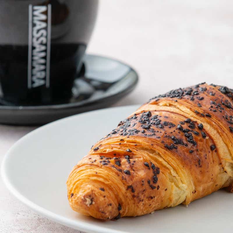 Xavi Moya Fotografía gastronómica en Barcelona de un croissant y un café