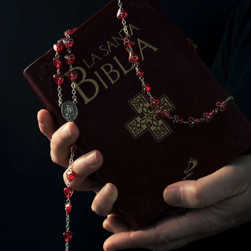 Xavi Moya Fotografía de producto en Barcelona de un rosario religioso y una biblia