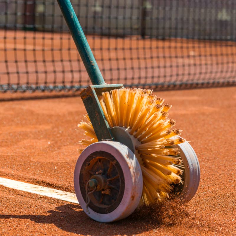 Xavi Moya Fotografía corporativa industrial en Barcelona de cepillo limpiando linea de pista de tenis