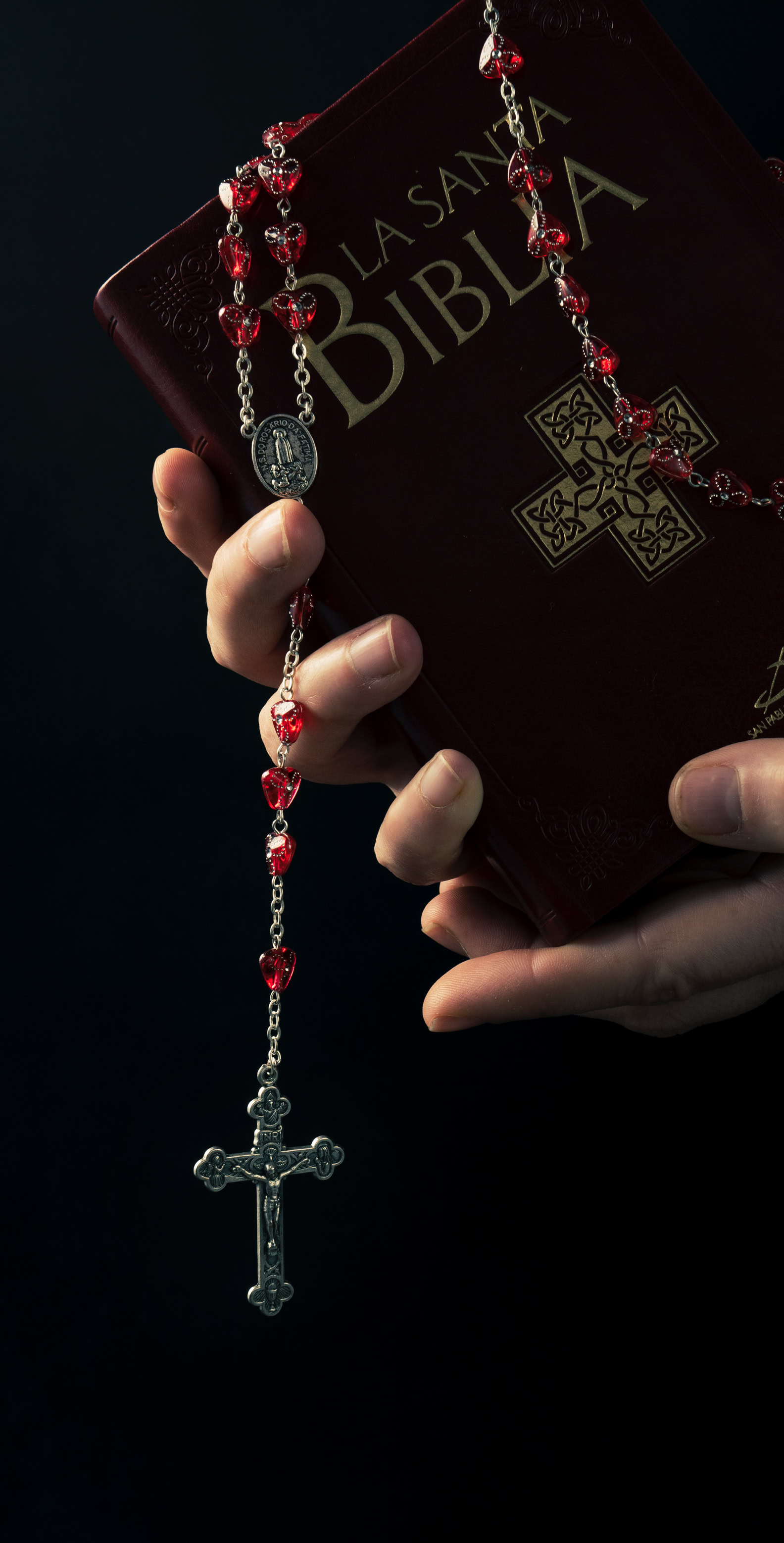 Xavi Moya Fotografía de producto en Barcelona de un rosario religioso y una biblia